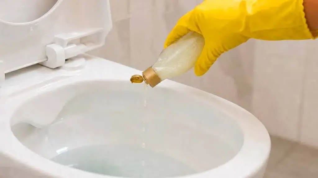 El truco del champú para un baño impecable: no vuelvas a tirarlo más
