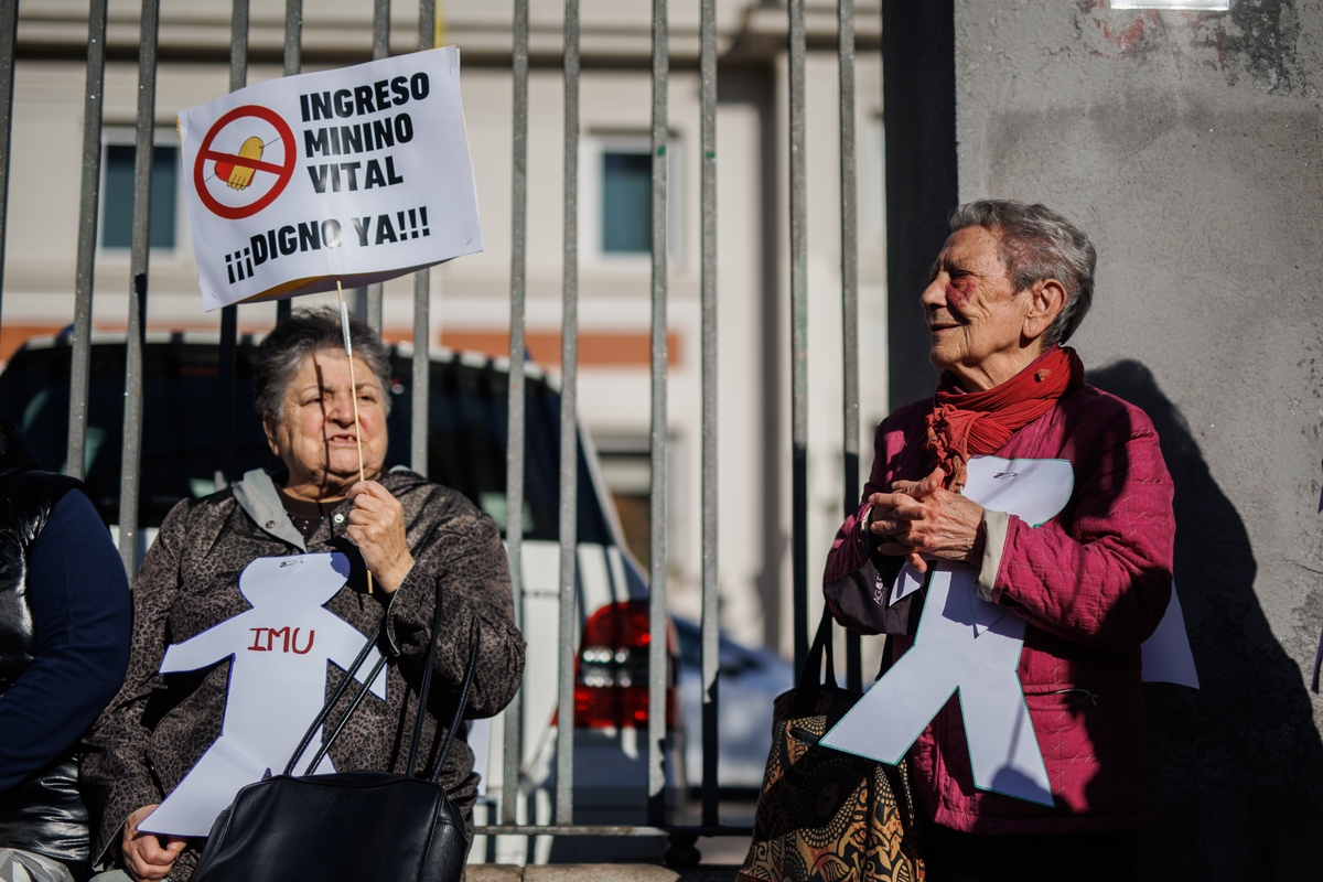 Concentración convocada por la organización 'RMI Tu derecho' para pedir la dimisión del ministro José Luis Escrivá.