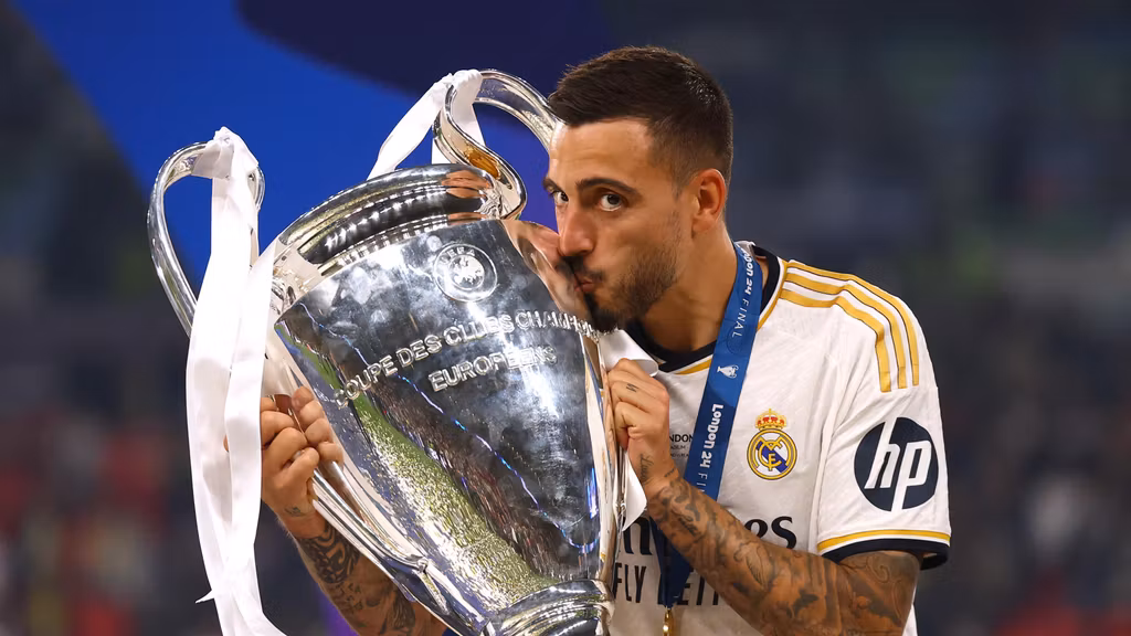 Joselu besa la última Champions conquistada por el Real Madrid.
