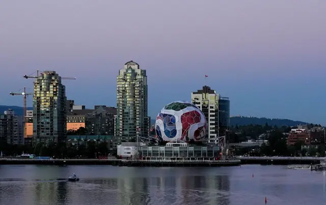Vista general de Science World mostrando el diseño Adidas Trionda en Vancouver, Columbia Británica.