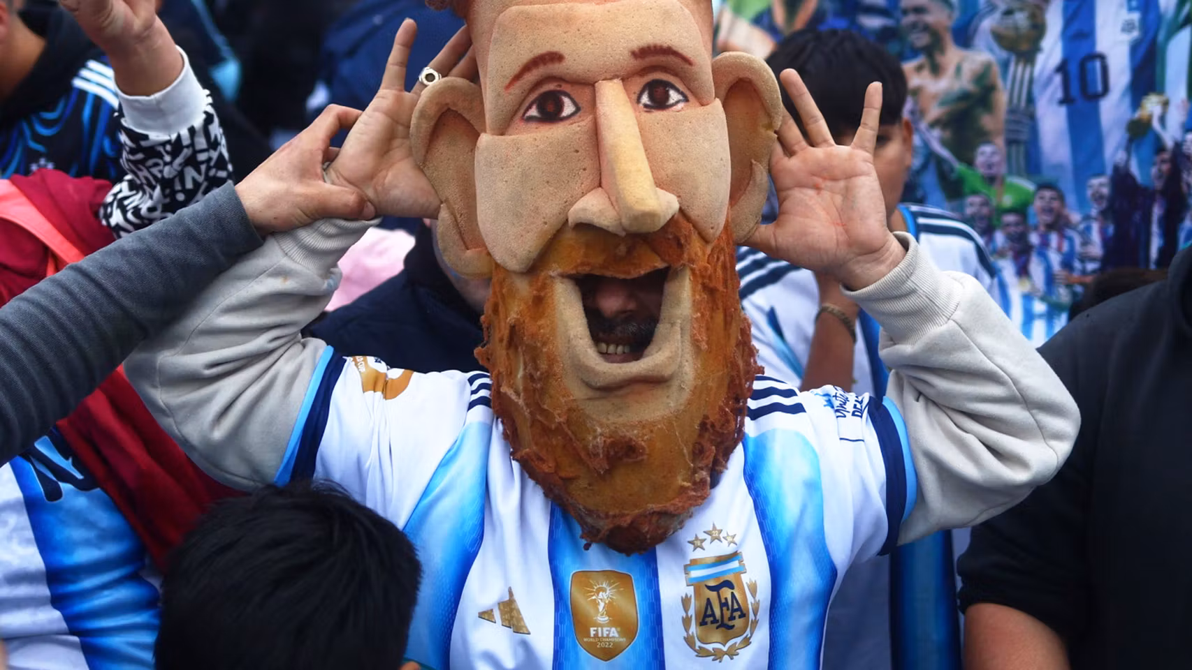 Un aficionado de Argentina, con la careta de Leo Messi.