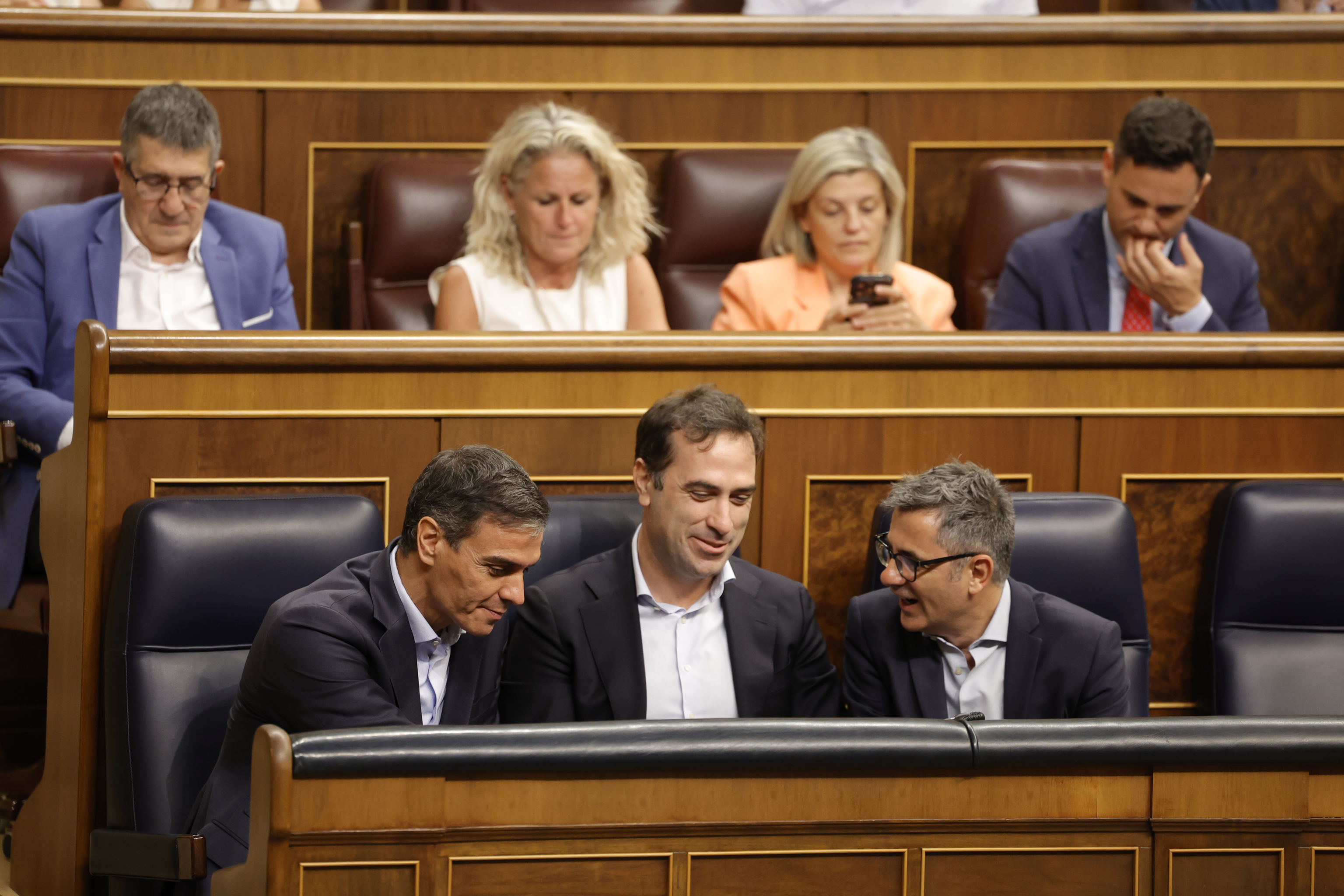 El presidente del Gobierno, Pedro Sánchez, con los ministros Carlos Cuerpo y Félix Bolaños, ayer en el Congreso