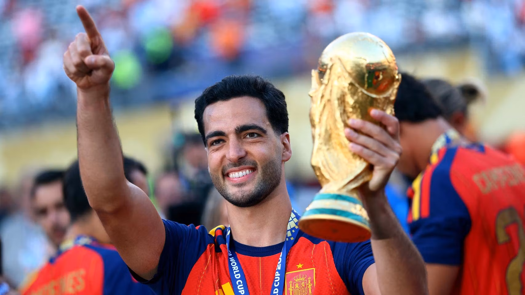 Mikel Merino con la Copa del Mundo