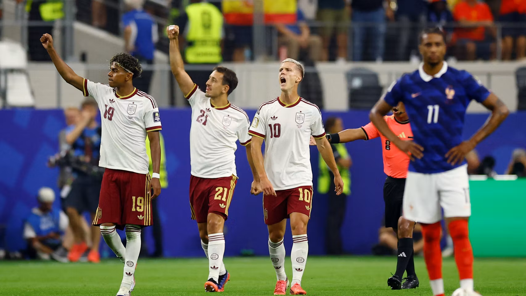 Los jugadores españoles celebran con la afición el primer gol del partido.