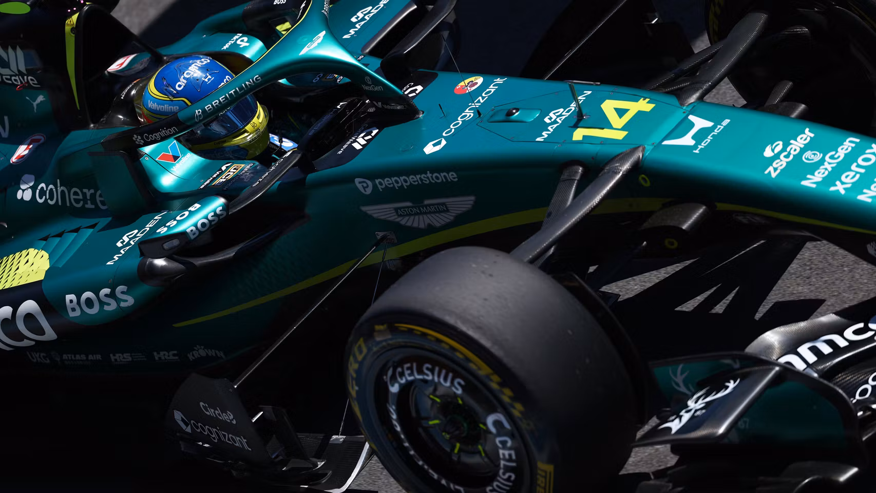 Fernando Alonso, al frente de su Aston Martin AMR26 en Austria.