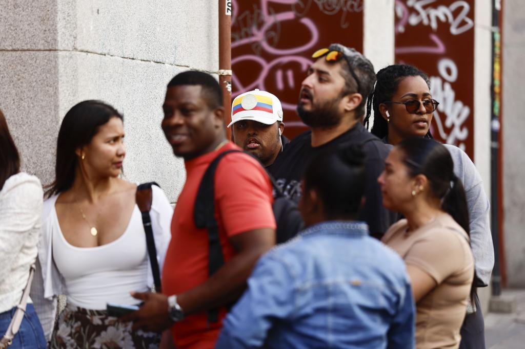 Colas de inmigrantes ante el consulado de Colombia en Madrid, el pasado abril.