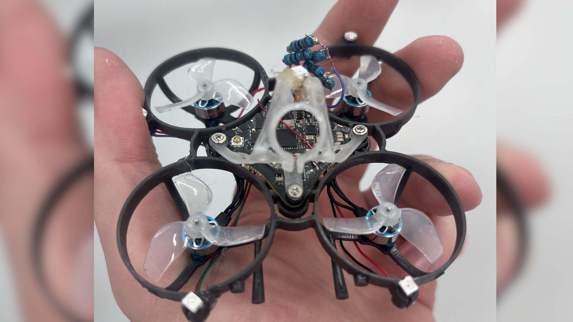 Adiós a los mosquitos: crean un micro-dron capaz de matar insectos al vuelo