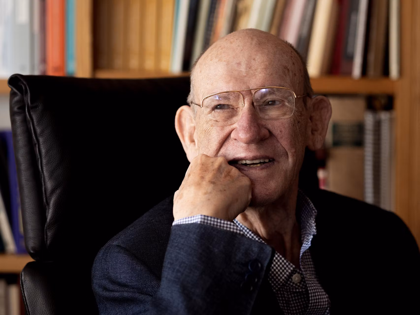 El jurista Enrique Gimbernat, este viernes en su casa de Madrid durante la entrevista con EL ESPAÑOL.