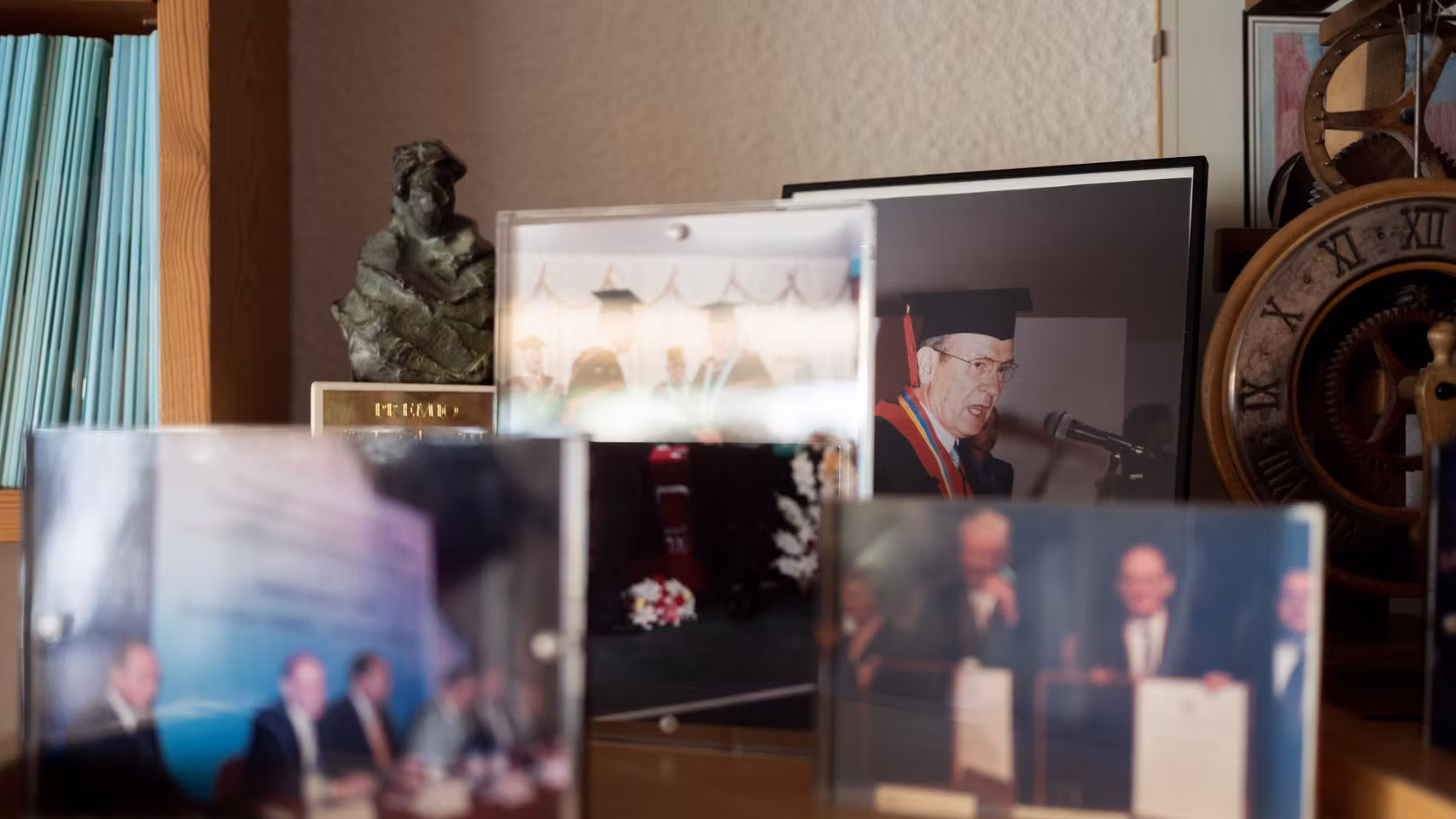 Varias fotos en el despacho de Enrique Gimbernat, que muestran momentos de su trayectoria académica.