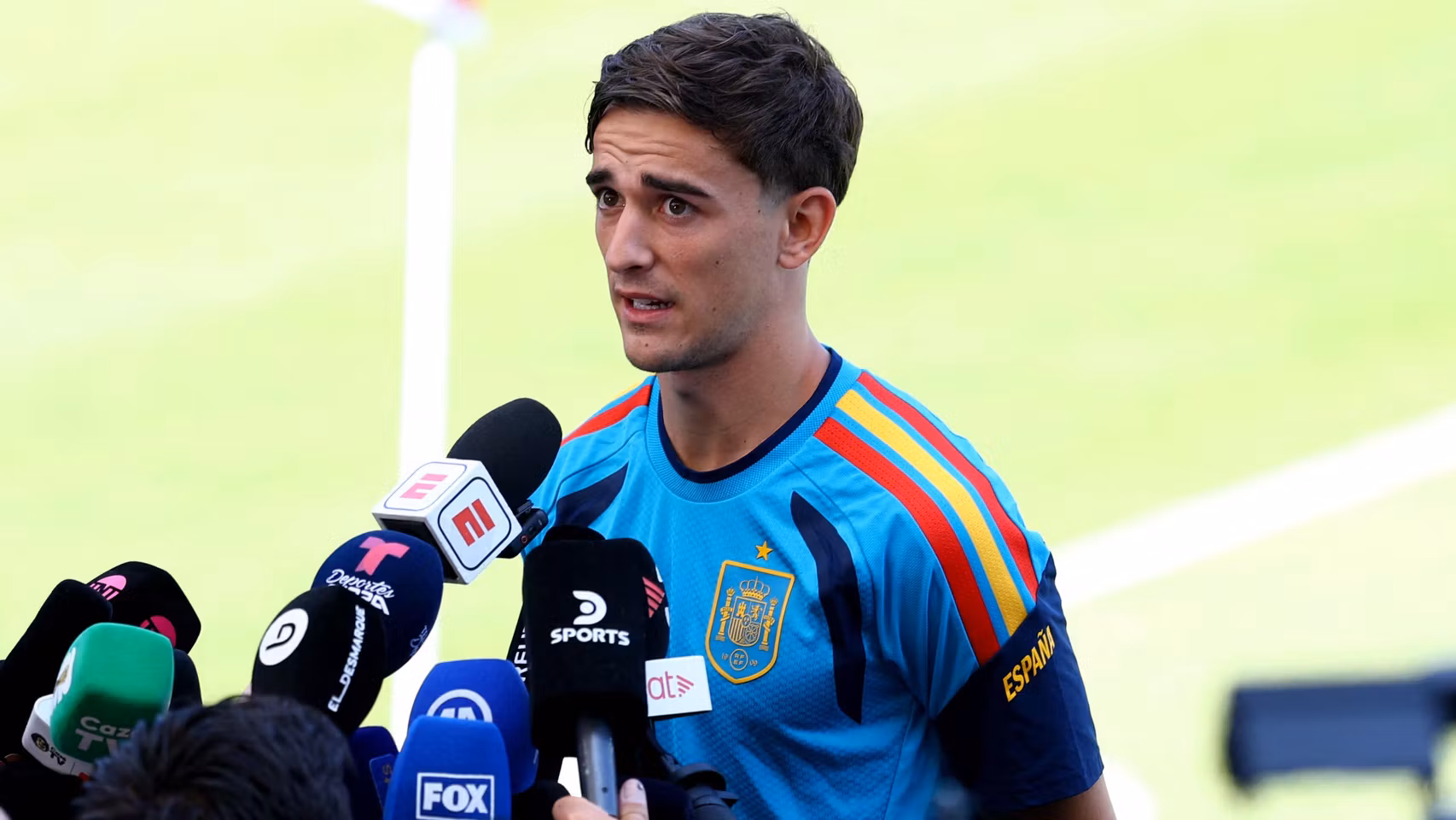 Gavi hablando con los medios. 