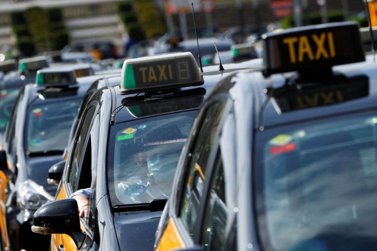 Taxistas protestan contra la regulación de los coches VTC en Barcelona, España, a 20 de mayo de 2021. (Reuters/Albert Gea)