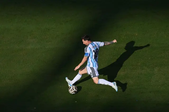 Messi jugando en la cancha