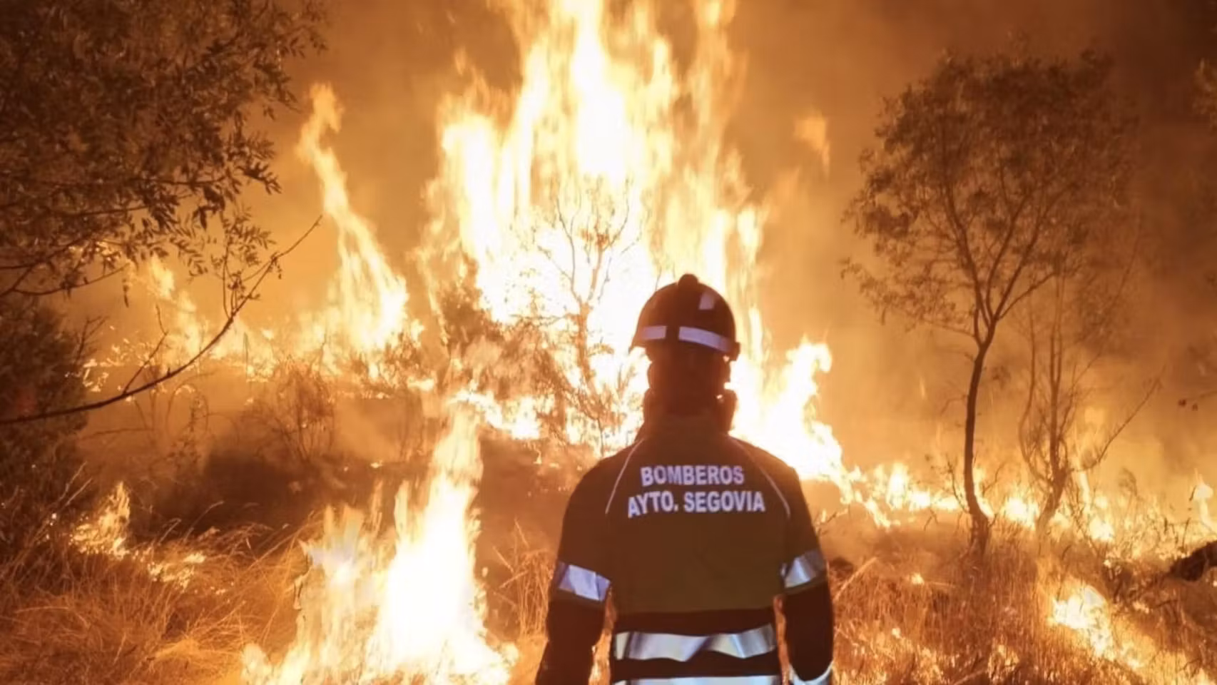 Una cuadrilla de cinco bomberos segovianos se desplaza a El Tiemblo (Ávila) para colaborar en las labores de extinción del incendio forestal de Burgohondo.