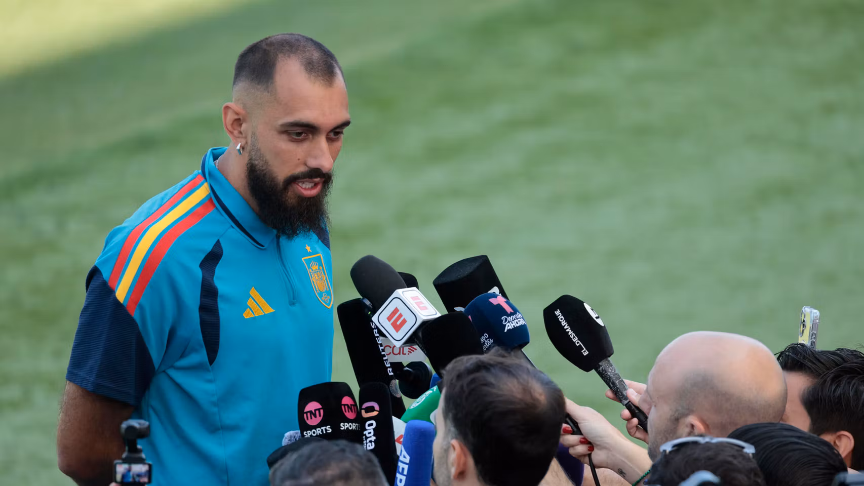 Borja Iglesias, atendiendo a los medios de comunicación en el Mundial.