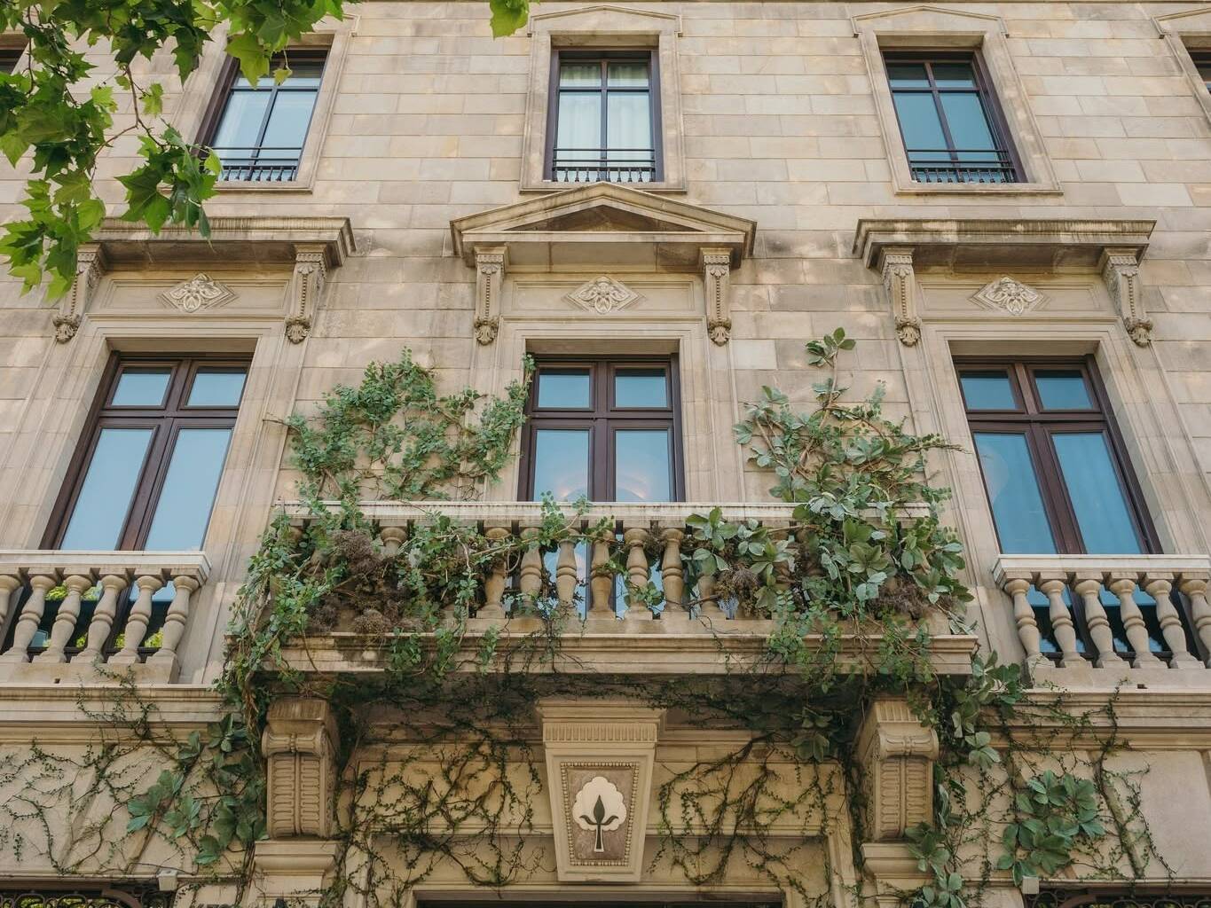Foto: Fachada del edificio que alberga hoy el hotel, ubicado en la histórica Casa del Gremio de Algodoneros de Barcelona. (Facebook)