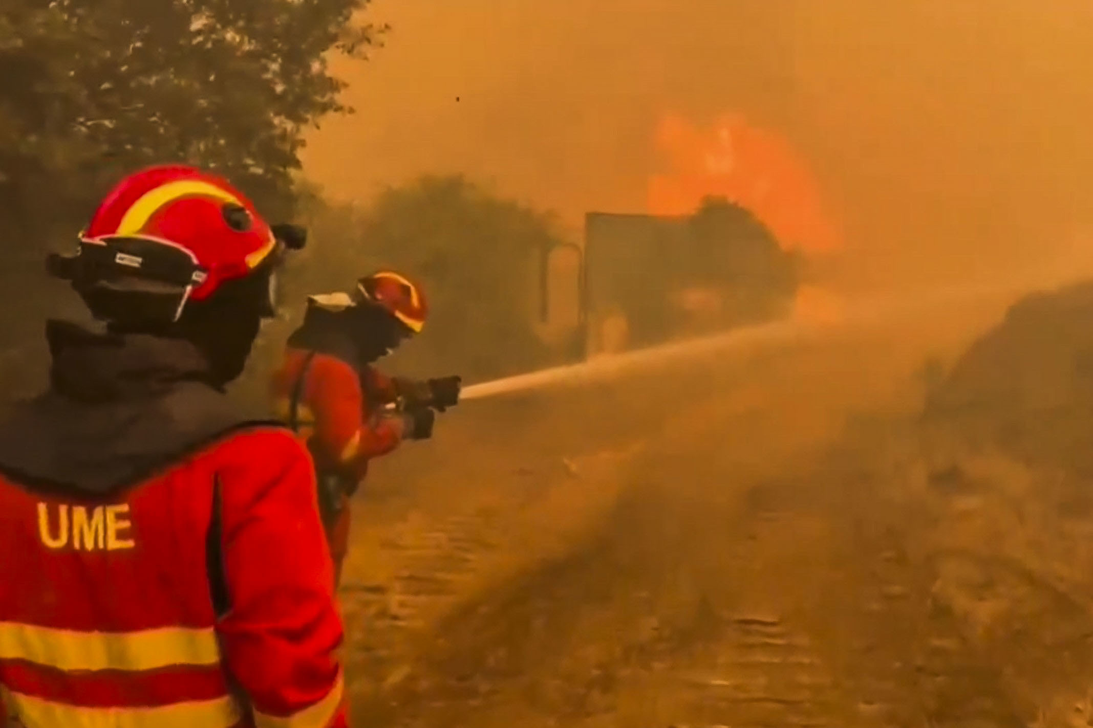 Captura de un video facilitado por la UME, de los efectivos que luchan contra el fuego en Navaluenga (Avila).