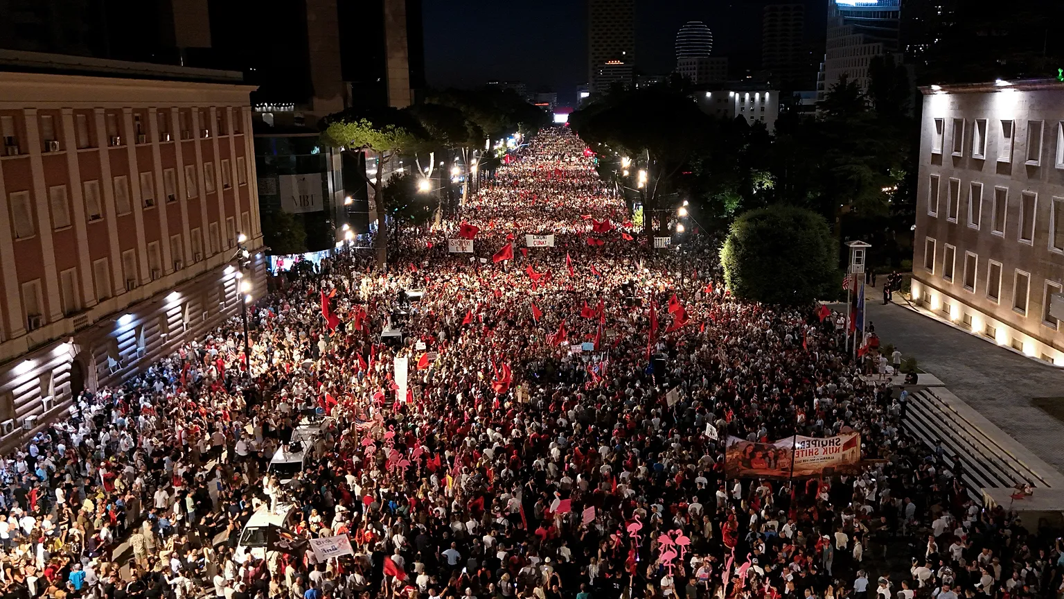 Mass protest in Tirana against plans for a tourist complex linked to the Trump family
