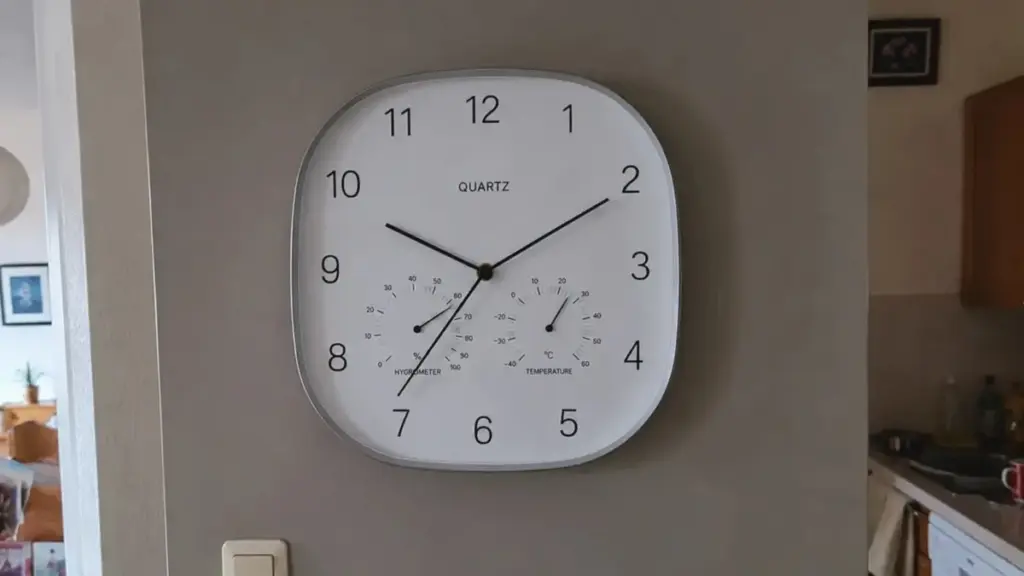 Factura de la luz: el truco de 6€ en Action con este Reloj de pared con termómetro e higrómetro
