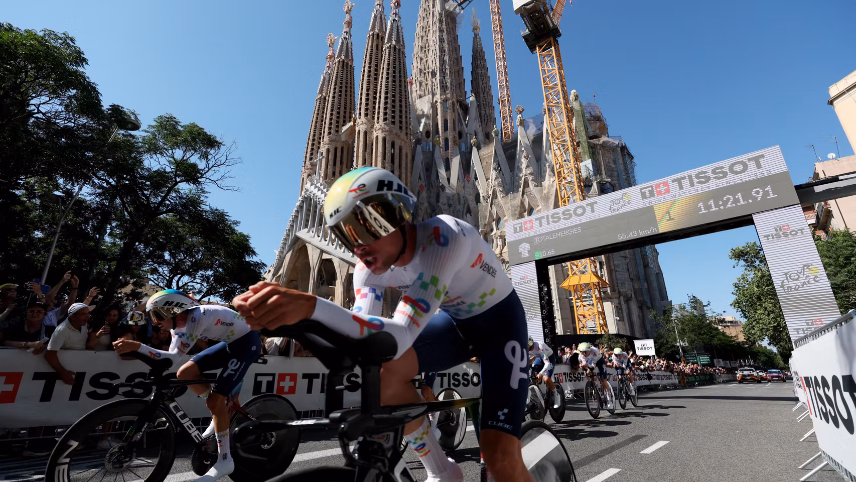 El equipo TotalEnergies pasando delante de la Sagrada Familia.