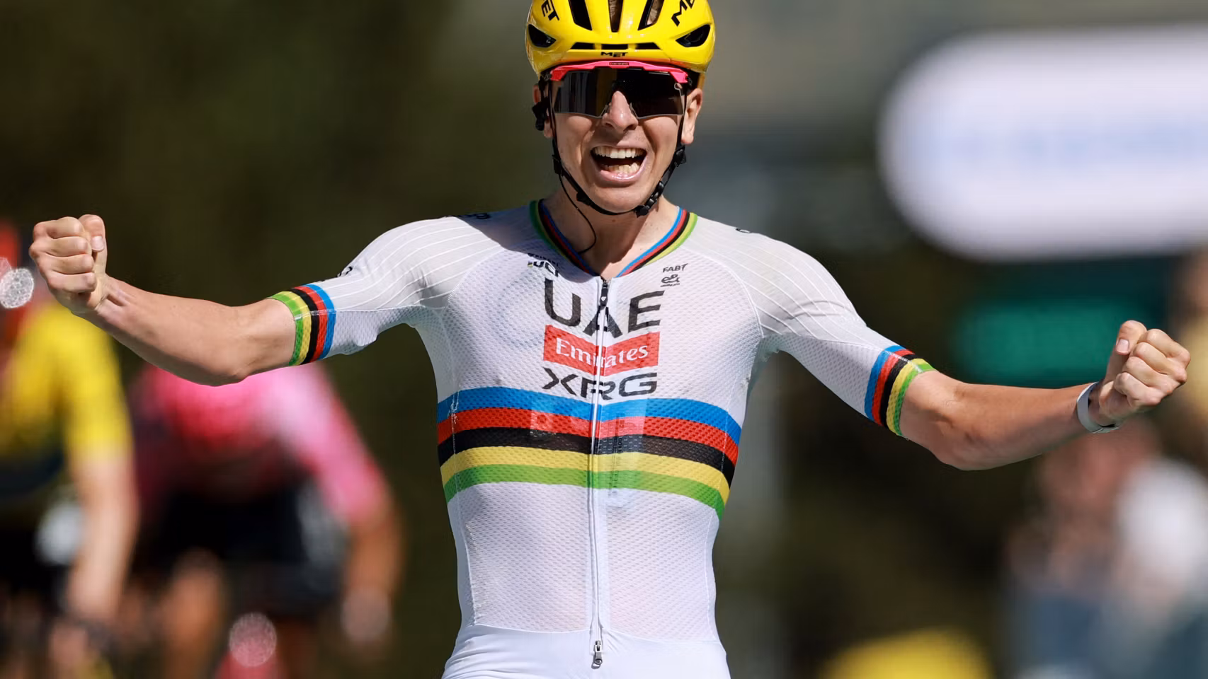 Tadej Pogacar celebra su victoria en la tercera etapa del Tour de Francia 2026.
