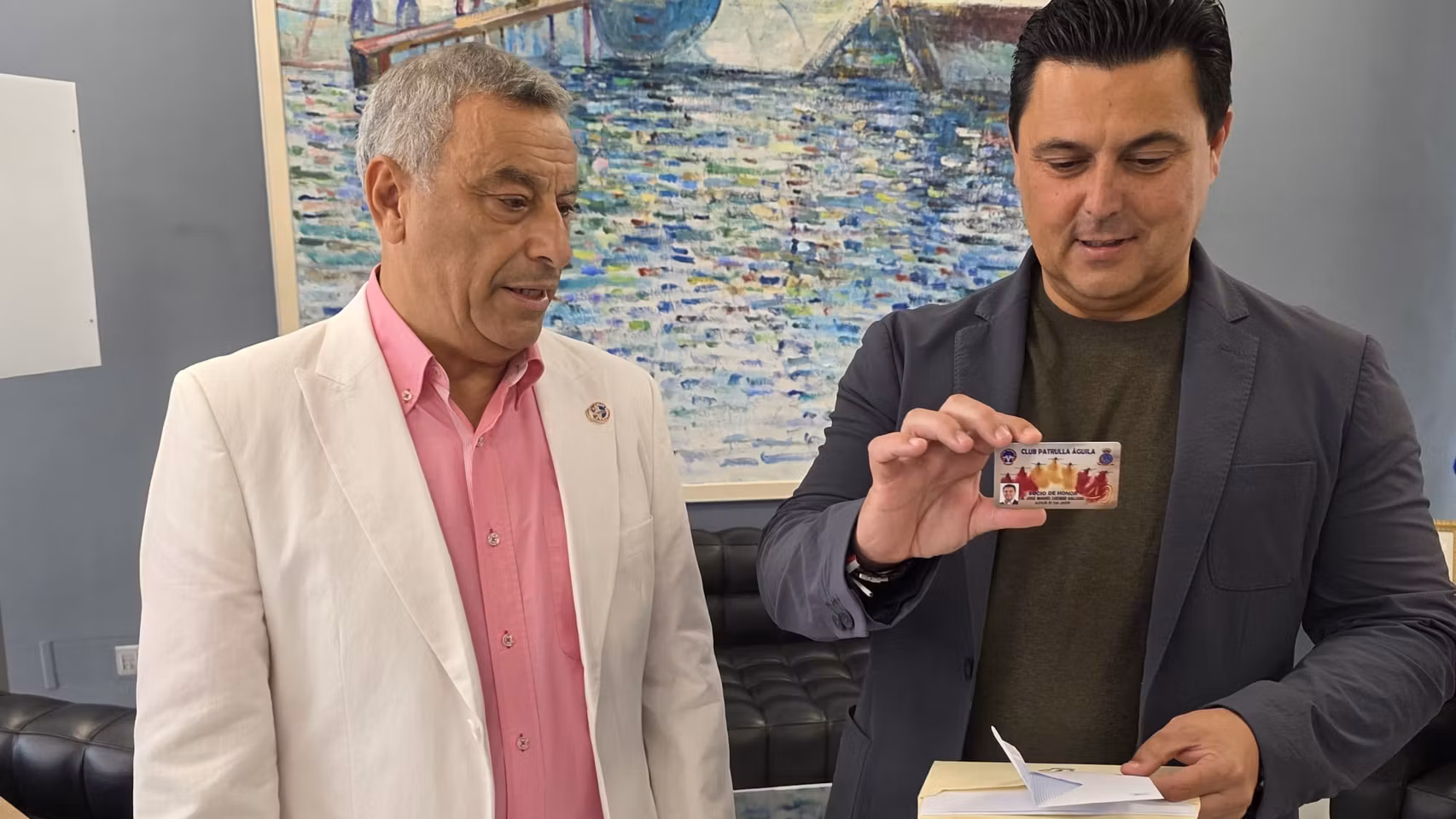Momento de la entrega de la tarjeta a José Miguel Luengo.