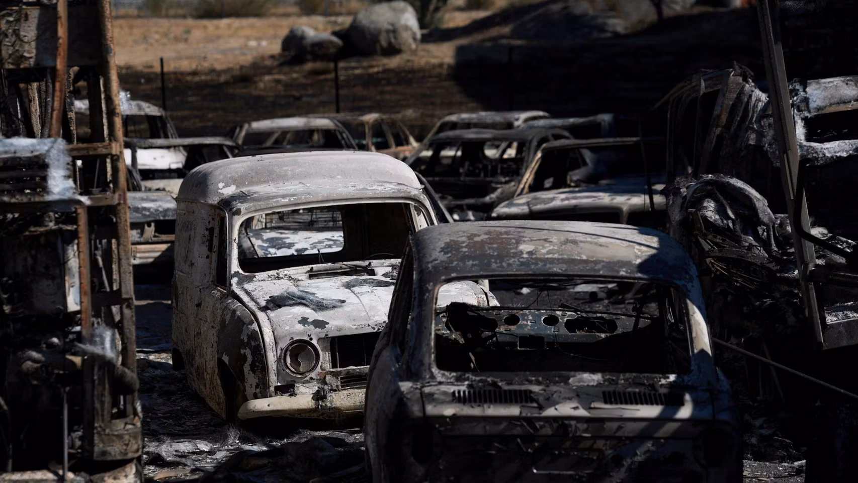 Coches quemados en los incendios de Madrid y Ávila.