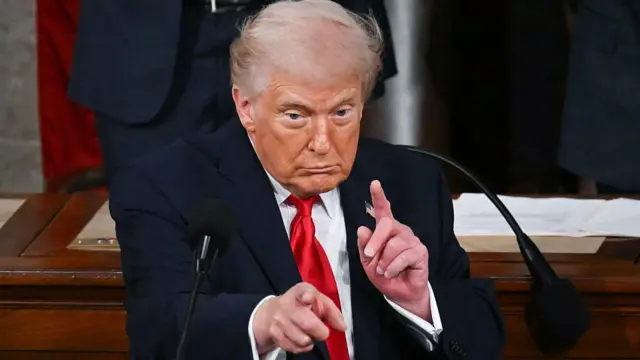 Donald Trump mueve las manos durante el discurso del Estado de la Unión.