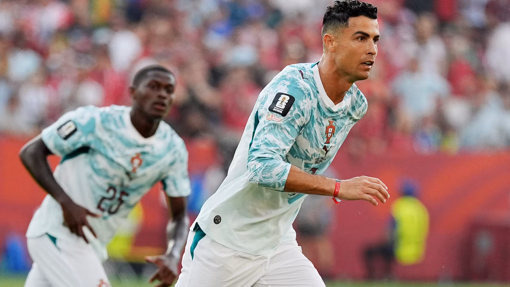 Nuno Mendes y Cristiano Ronaldo, con Portugal.