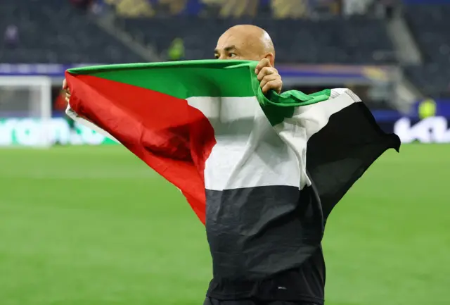 Hossam Hassan con la bandera palestina.