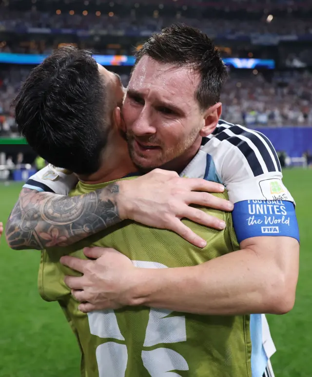 Messi abraza a un jugador argentino.