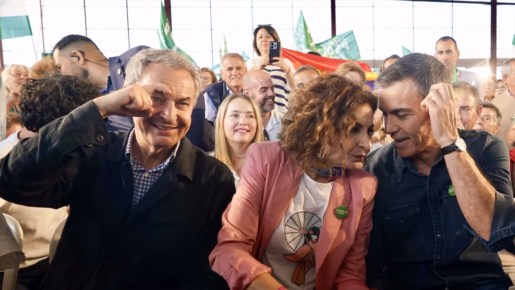 El expresidente José Luis Rodríguez Zapatero, junto al presidente del Gobierno, Pedro Sánchez, y la secretaria general del PSOE andaluz, María Jesús Montero.