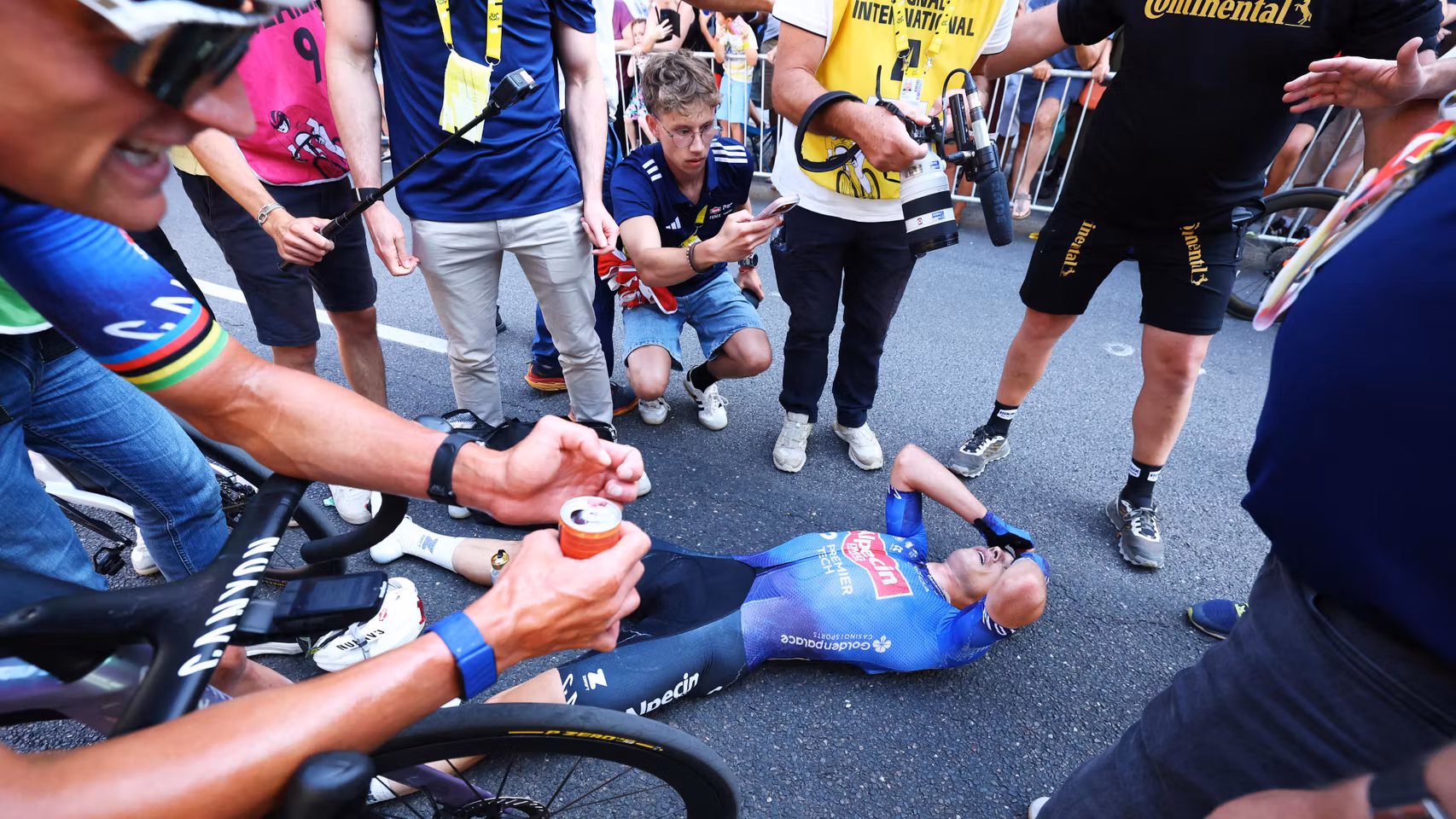 Philipsen, exhausto en el suelo ante la mirada de Van der Poel.