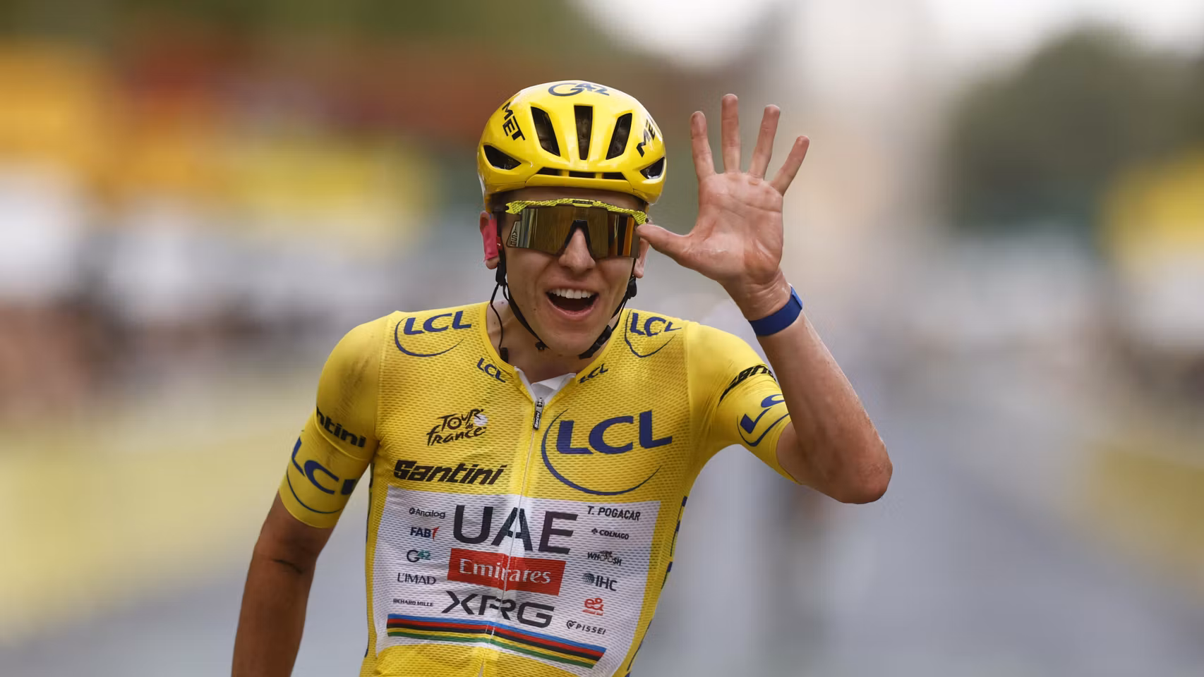 Tadej Pogacar celebra su quinto Tour de Francia.