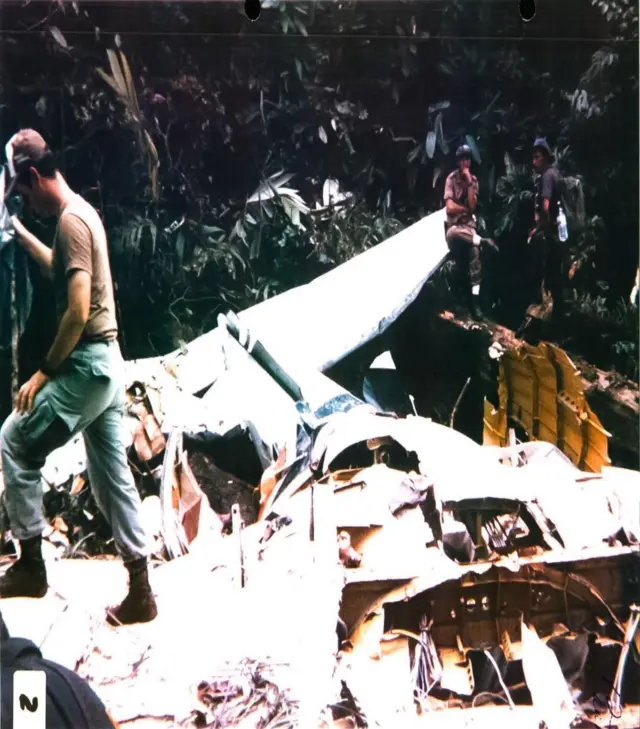 Restos del avión de Alas Chiricanas esparcidos en el cerro Santa Rita de Panamá tras explotar en el aire el 19 de julio de 1994.