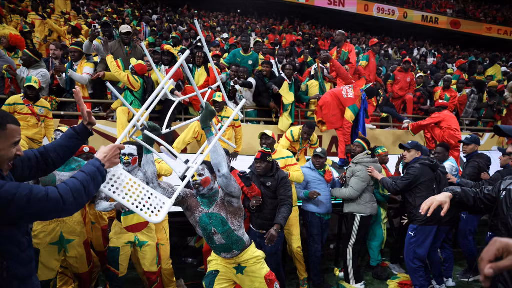 Aficionados de Senegal enfurecidos durante la final de la Copa África