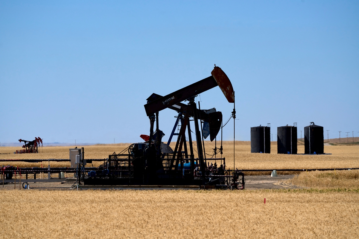 Bombas de extracción de petróleo en Canadá. (Todd Korol/Reuters)
