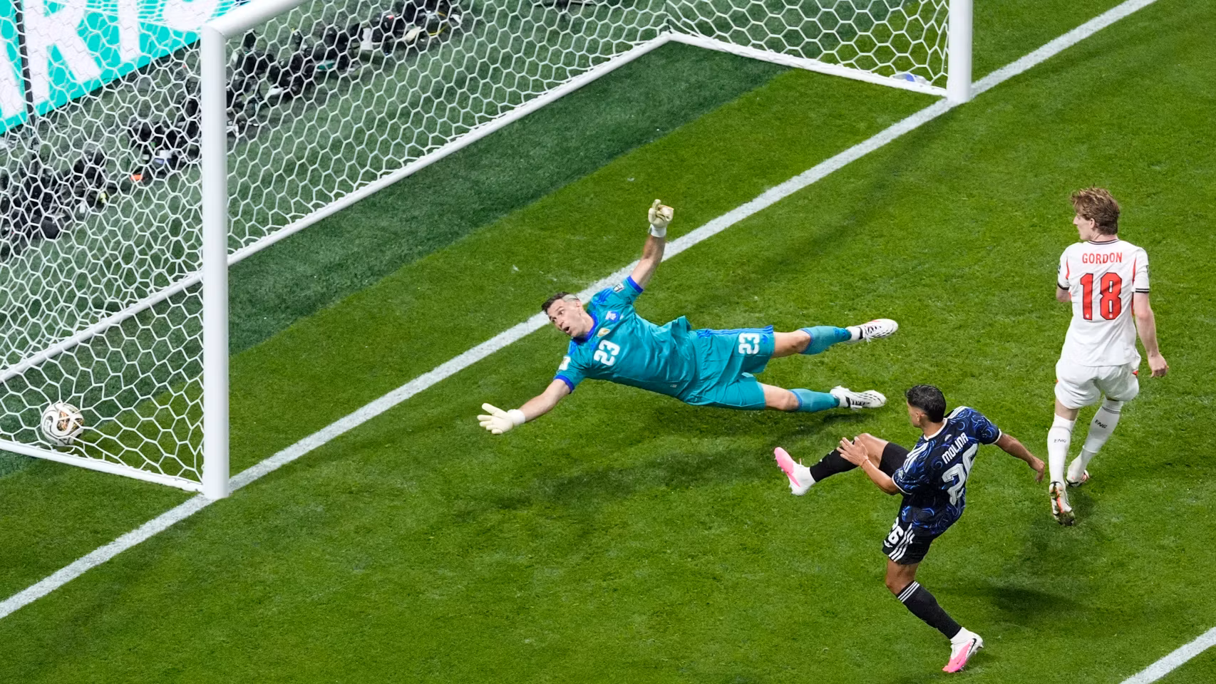 Anthony Gordon celebra el gol marcado ante Argentina.