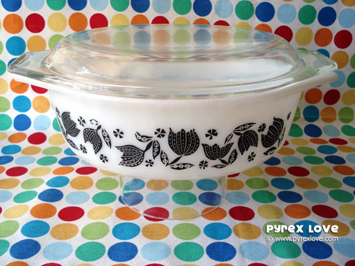 Fortuna en la alacena: el diseño Black Tulip de Pyrex que vale 180€ - image 1
