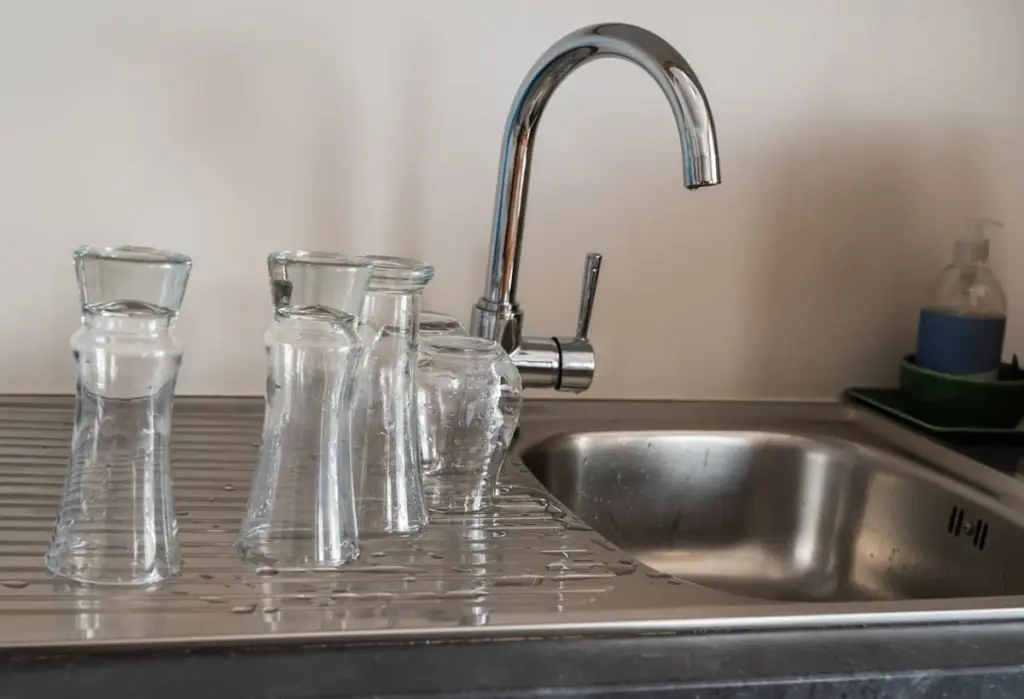 Fregadero de cocina: el truco del vaso para proteger tu drenaje al viajar