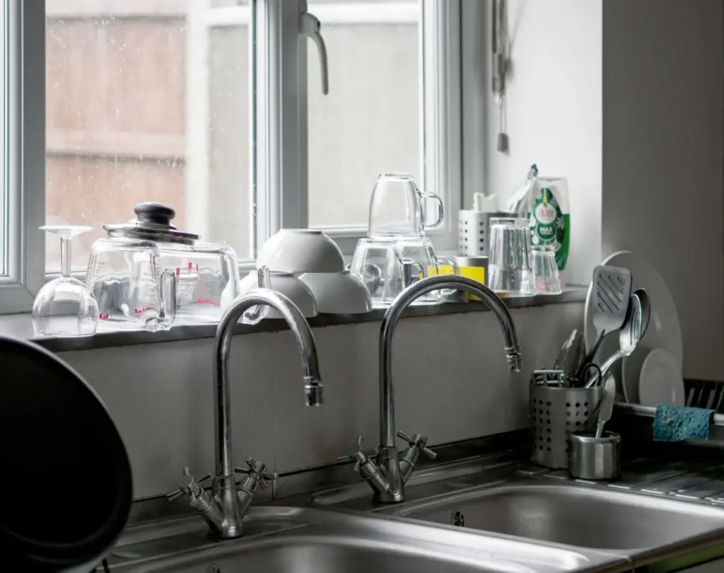 Fregadero de cocina: el truco del vaso para evitar olores en el desagüe