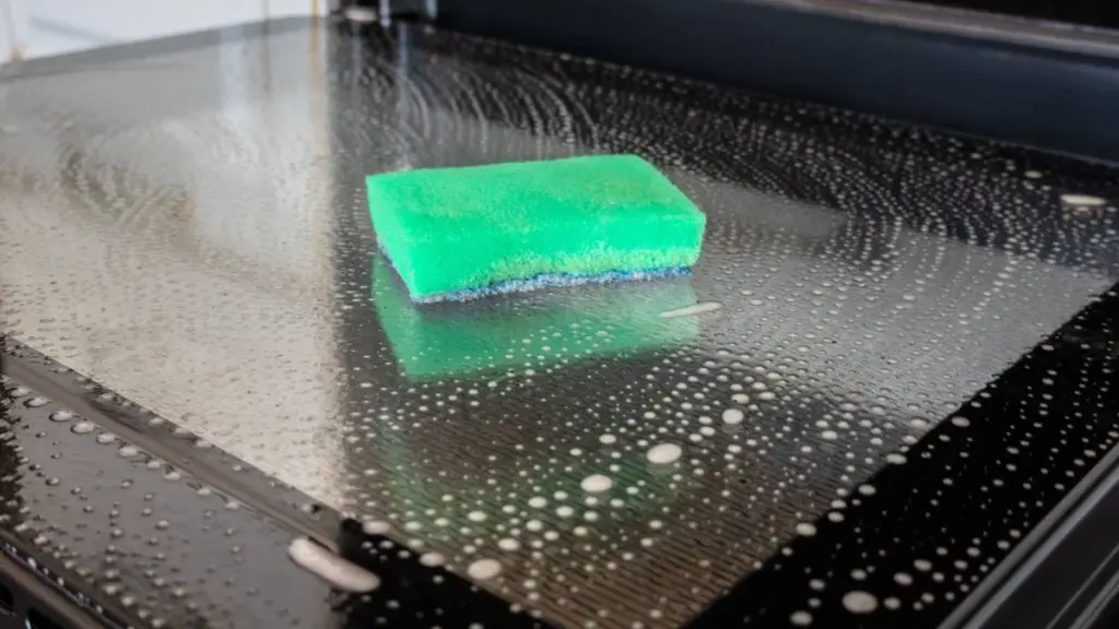 Grasa quemada en el horno: el truco de los cristales de sosa para dejarlo nuevo
