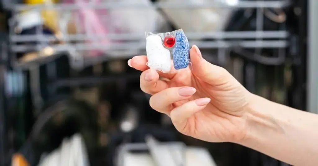 Horno impecable sin frotar: el truco del detergente para lavavajillas que pocos usan