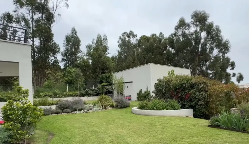 Jardín en desnivel: el secreto en Tandil y De Raíz para un paraíso en 1 año