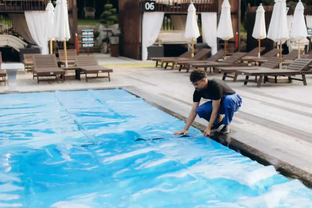 Liner de piscina sucio: el truco para limpiar el PVC sin vaciar el agua