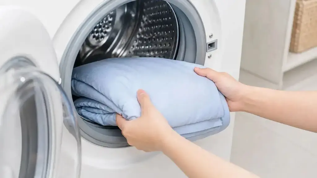 Manta refrescante con olor: el truco de los 50°C para limpiar el Polietileno (PE)