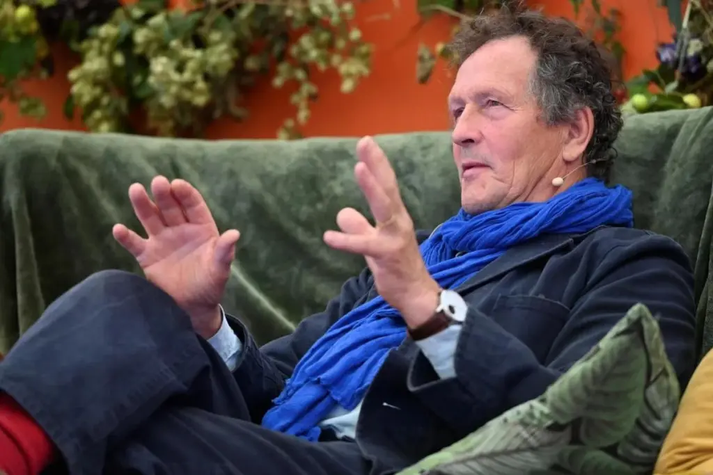 Monty Don y su secreto de jardinería: no riegues más la superficie