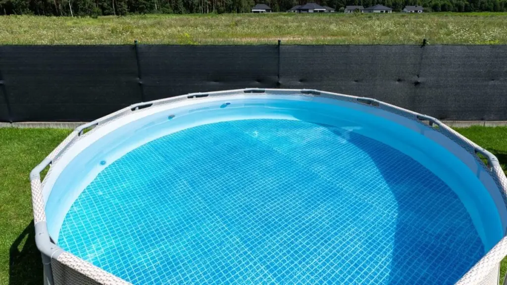 Multa de 3.000€ al vaciar la piscina: Pénzcentrum avisa del riesgo en Hungría y España