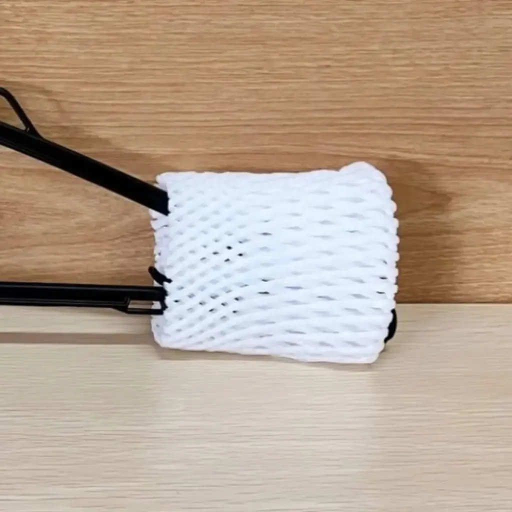 No tires la funda de espuma para frutas: el truco para tu mopa para suelos