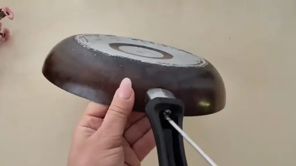 No tires tu sartén vieja: el truco viral de almacenamiento de encimera