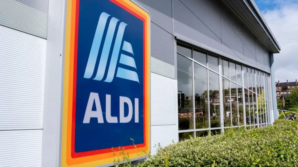 Ola de calor: deja de gastar luz con el Ambiano Portable Telescopic Fan de Aldi